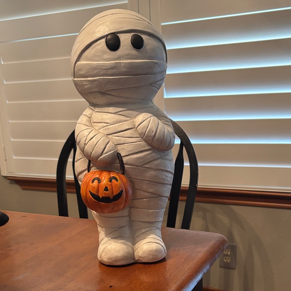 Mummy statue holding a Jacko lantern bucket